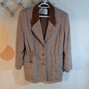 Elegant Herringbone Blazer with Brown Collar